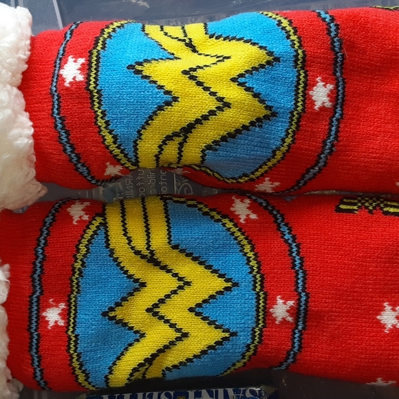 DC COMICS WONDER WOMAN THICK SLIPPERS NRMINT CONDITION - Picture 5 of 5